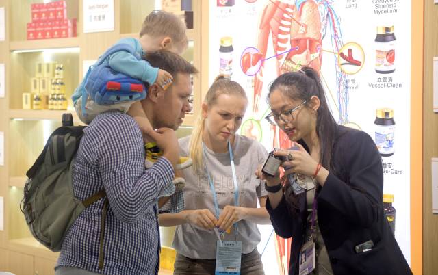 資料圖片：客商在廣交會上參觀選購商品。（新華社發）